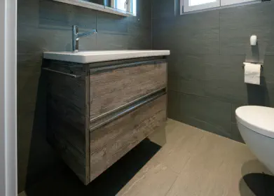 Norm und Mass AG, Badezimmermöbel mit Holzfronten