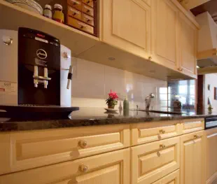 Rustikale Küche mit Holzfronten von Norm und Mass AG